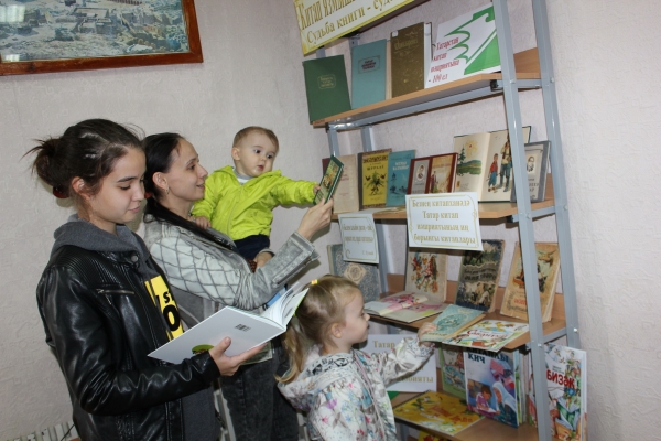 Книжная выставка к 100-летию со дня образования Татарского книжного издательства